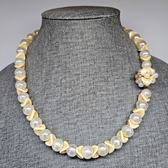 Vintage Jewelry - VINTAGE Cream and Iridescent Beaded Strand Flower Box Clasp Necklace Japan
